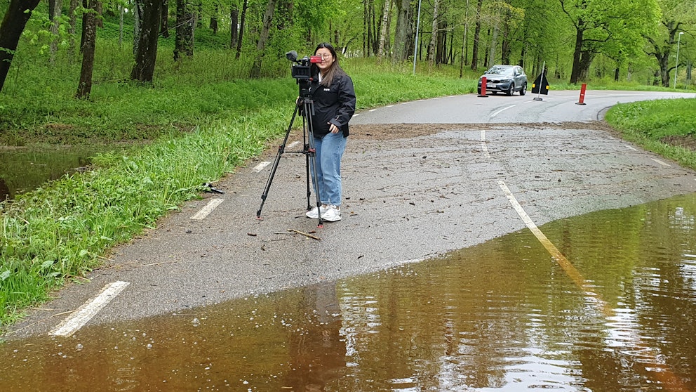 SVT:s fotograf Julia Olsson filmar översvämmad väg