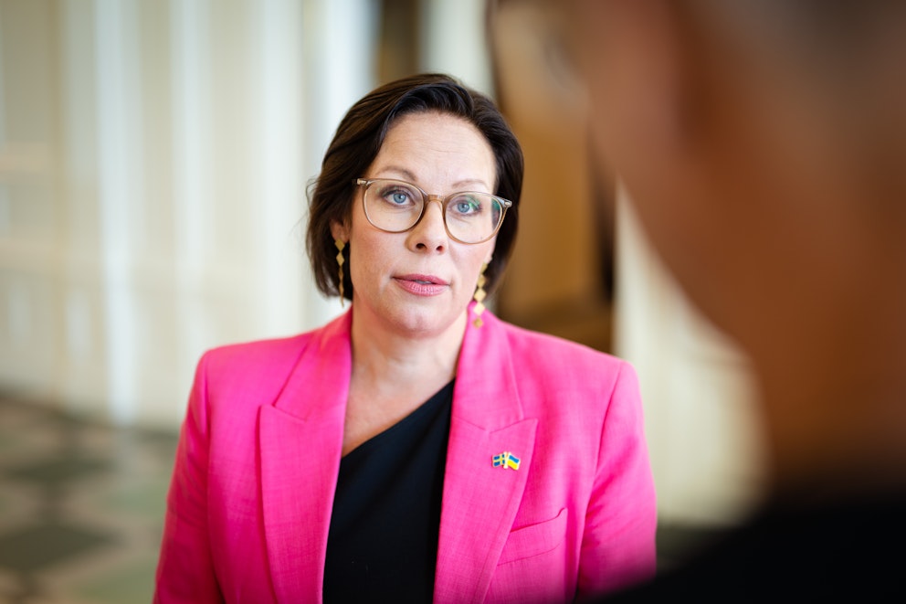 Arkivbild på Maria Malmer Stenergard när hon tittar på en journalist som ställer en fråga. 