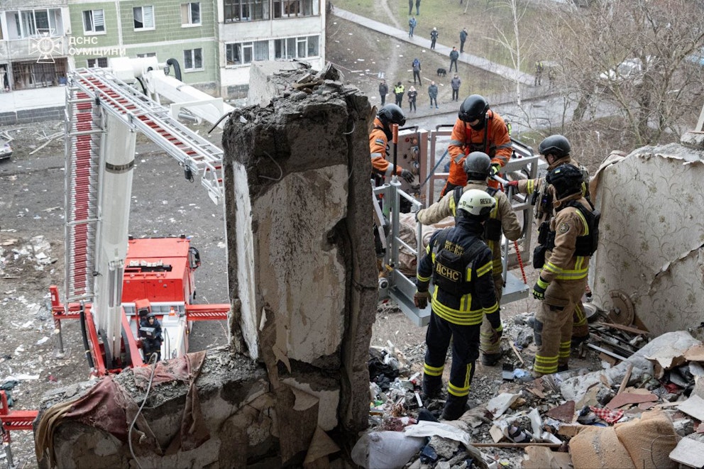 Räddningstjänsten arbetar i förstört hus