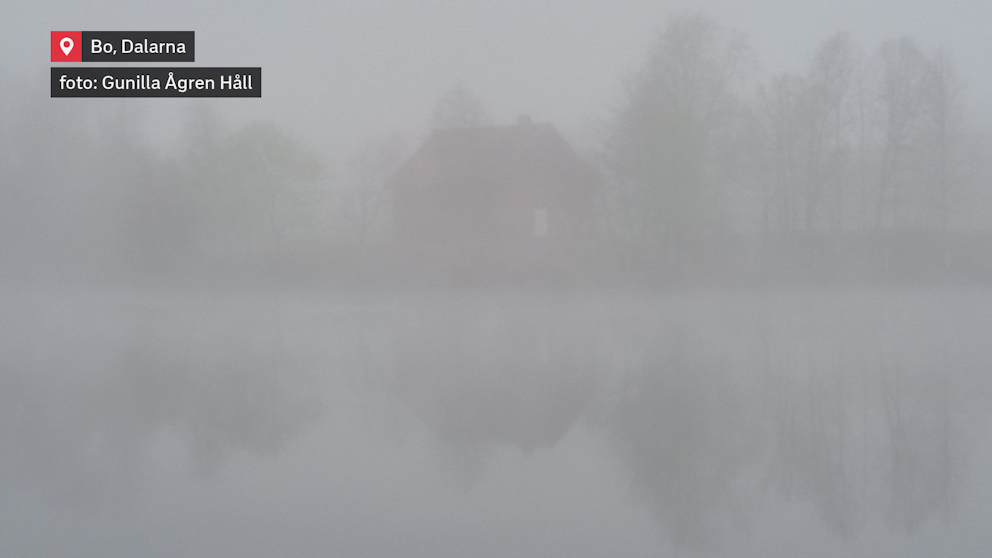 Den täta dimman låg stilla över sjön under morgonen den 24 april. Gunilla Ågren Håll fångade en nästan osynlig byggnad vars konturer knappt skymtar genom dimslöjan.