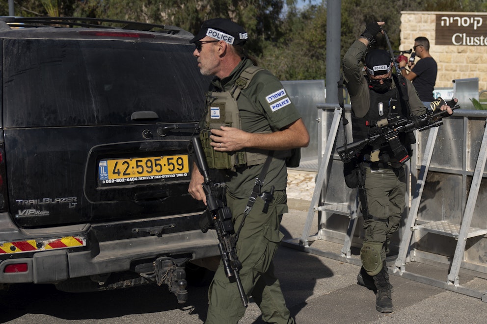 Israeliska säkerhetsstyrkor  i Caesarea efter drönarattacken under lördagsmorgonen. Foto: Ariel Schalit/AP