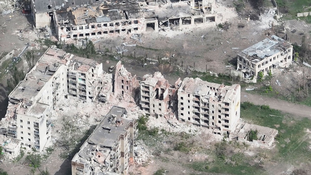 Rader av vita lägenhetshus har skadats eller raserats i ukrainska Tjasiv Jar.
