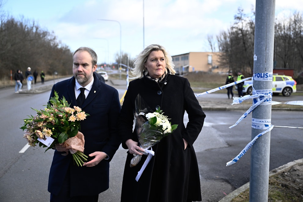 John Johansson och Lena Rådström Baastad med varsin blombukett