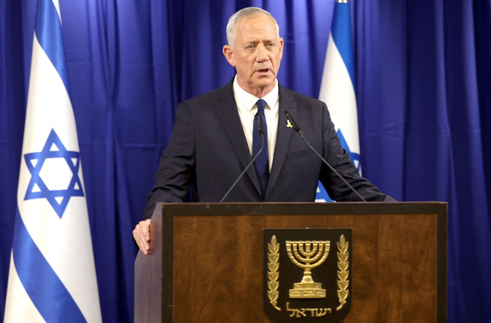 Israels oppositionsledare Benny Gantz står vid ett talarpodium.