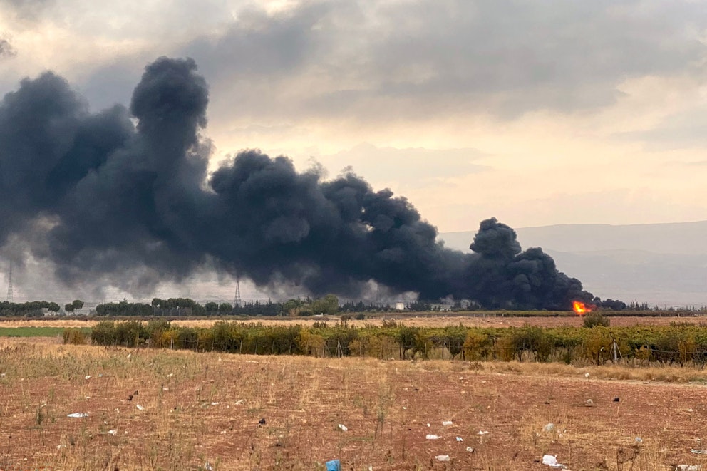 Svart rökpelare vid ett fält efter attack mot bränsledepå.