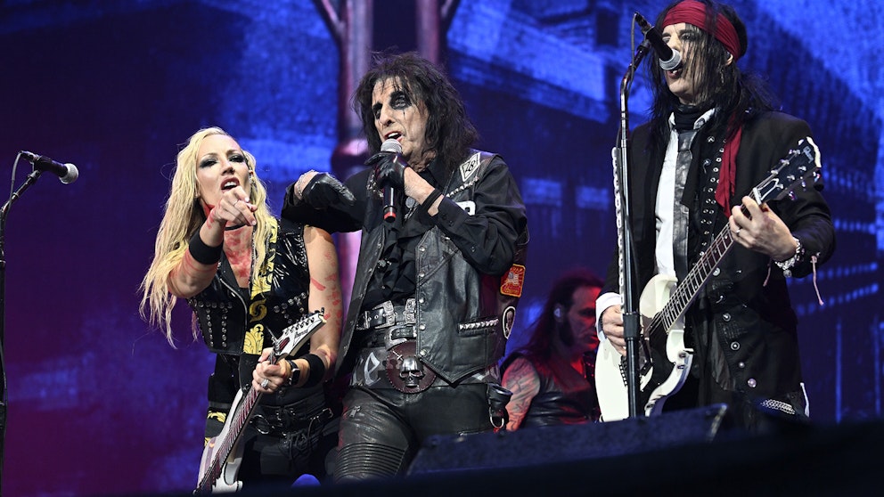 Nita Strauss, Alice Cooper,  Chuck Garric och Tommy Henriksen. 