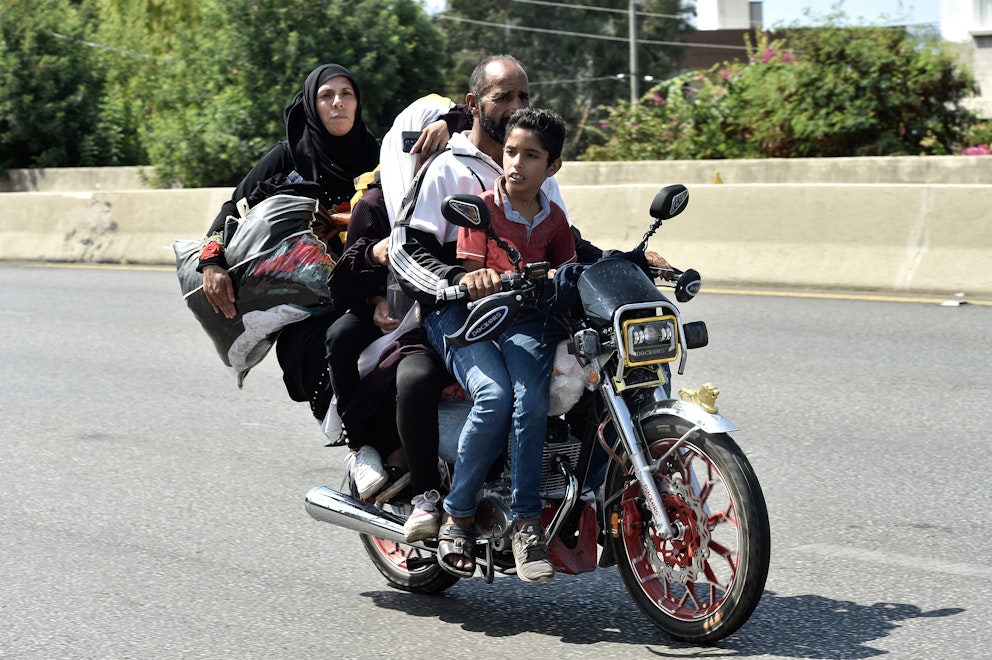 Fyra libaneser som flyr södra Libanon på en och samma motorcykel.