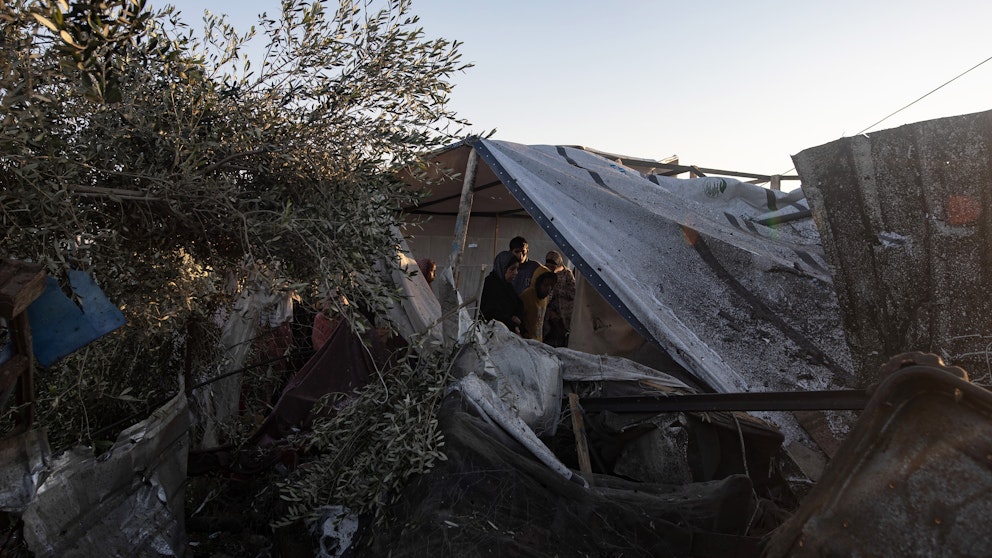 Människor inspekterar förödelsen efter torsdagens israeliska flygräder i södra Gaza. Foto: Imad Haitham/Epa