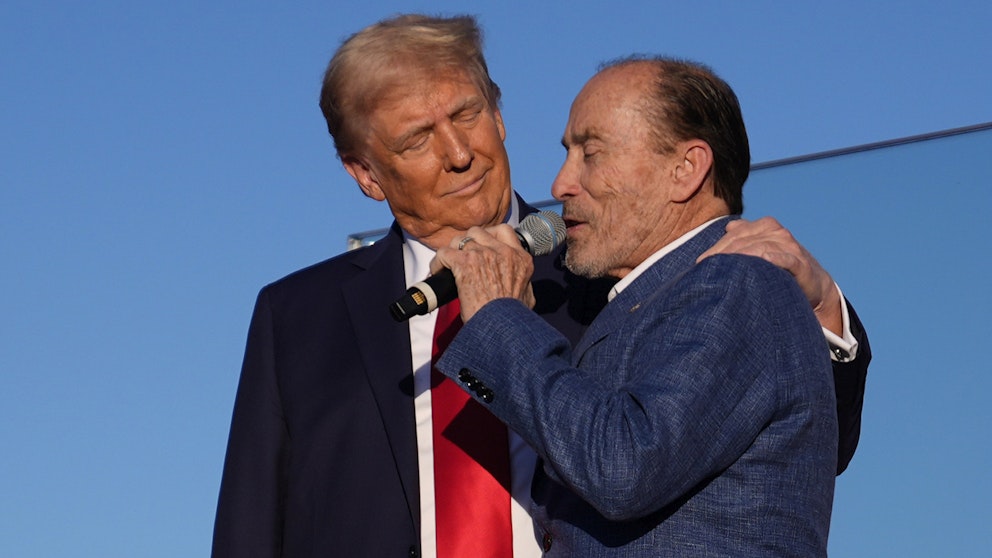 Lee Greenwood sjöng en serenad för Donald Trump när presidentkandidaten klev på scenen.