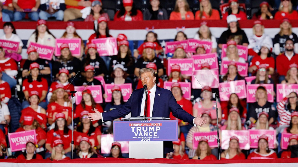 Republikanernas presidentkandidat Donald Trump under sitt kampanjmöte på Santander Arena den 4 november 2024 i Reading, Pennsylvania.