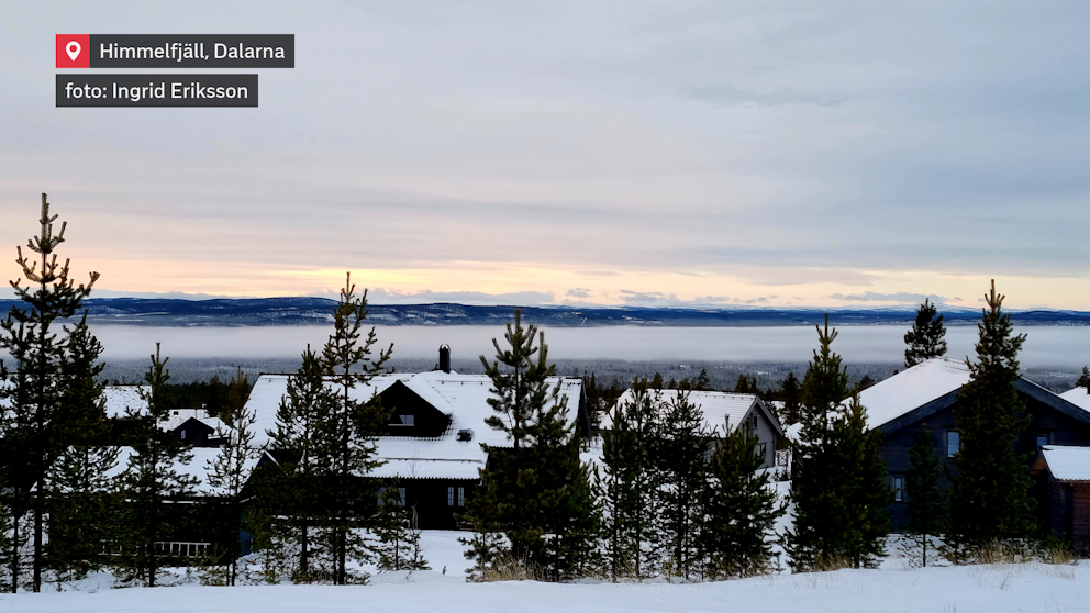 Fjällstugorna ligger precis över den dimma som rådern i byn nedan.