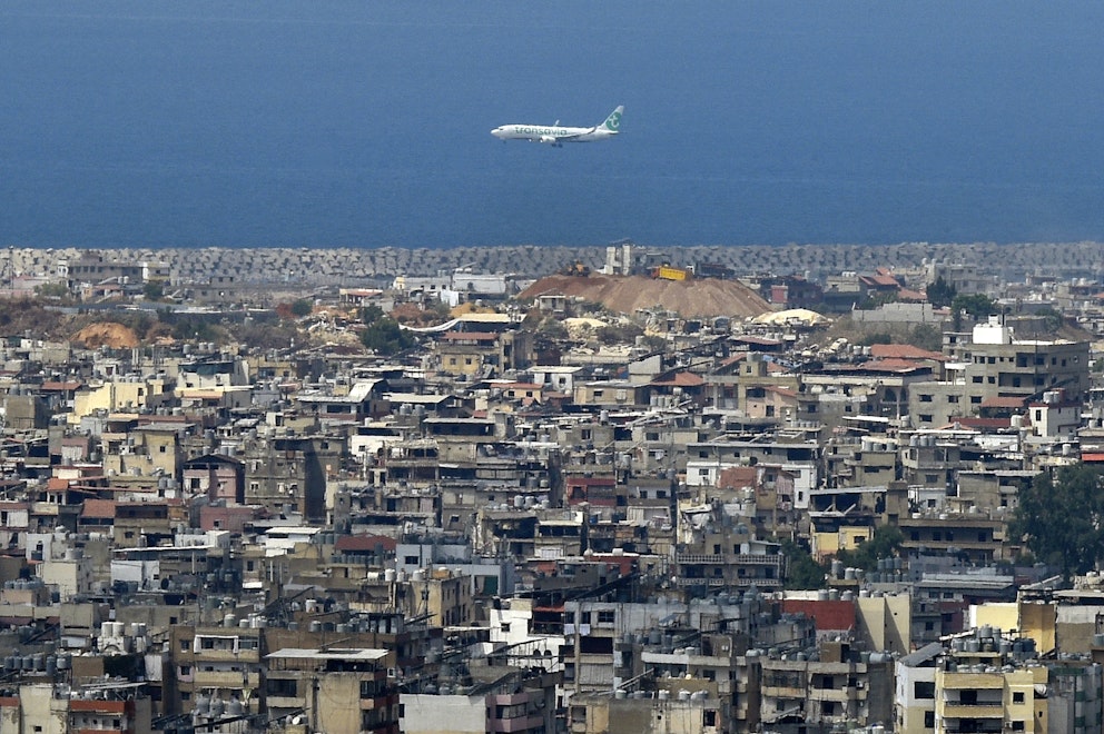 Bild på flygplan som landar över Beirut. 