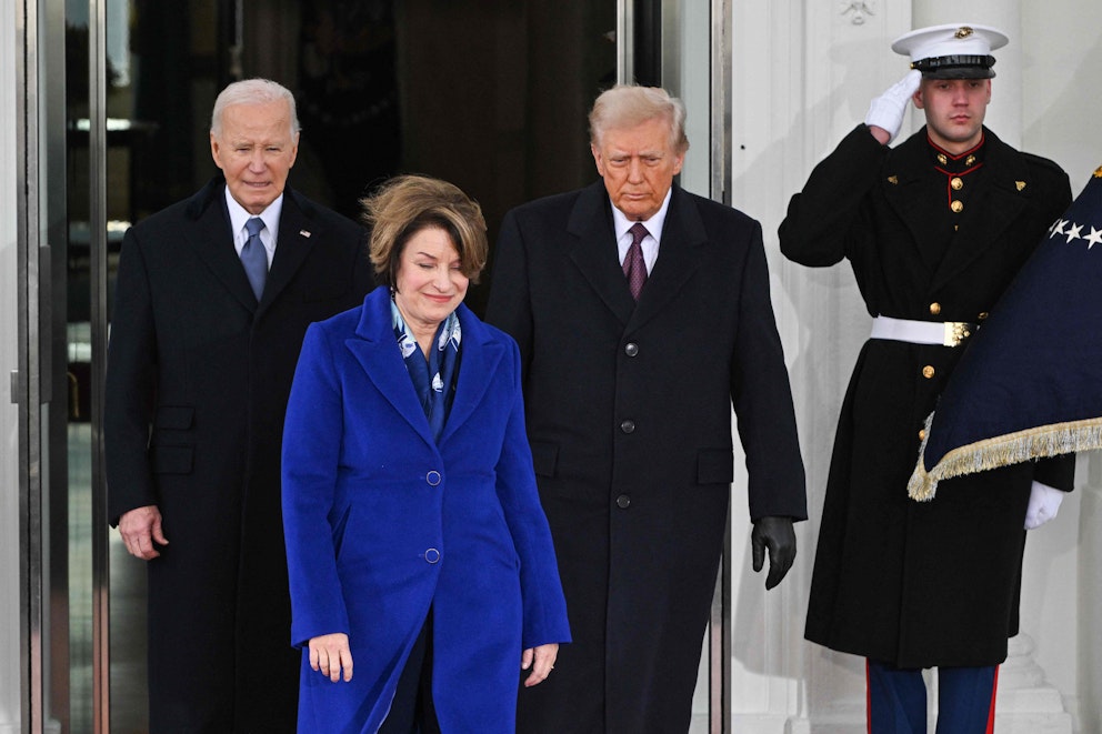 Här lämnar Joe Biden och Donald Trump Vita Huset. Foto: Roberto Schmidt/AFP