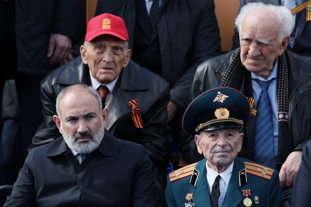 Till vänster Armeniens president Nikol Pasjinjan under dagens militärparad.