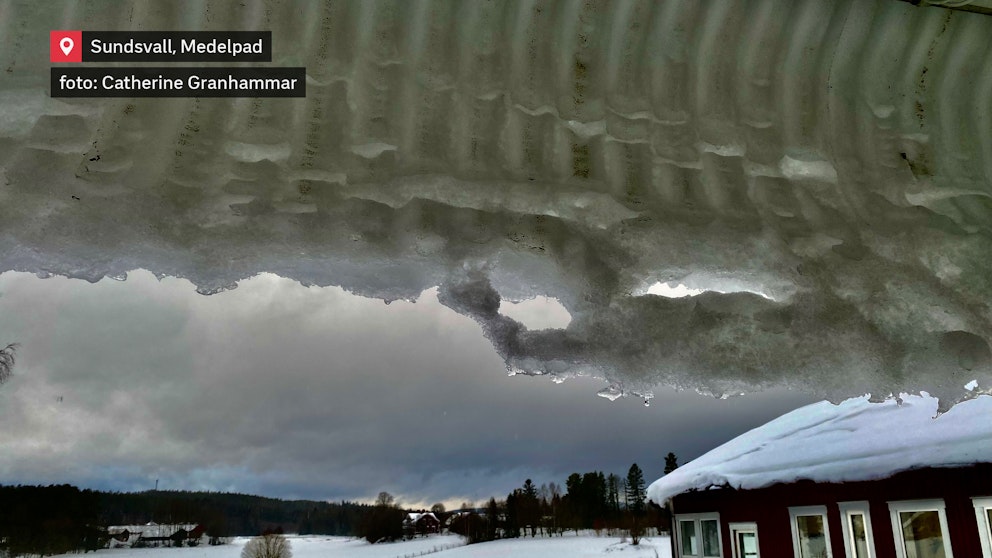 Vintern håller ett fast grepp om Sundsvall, men takdroppet skvallrar om att mildare tider är på väg. Från undersidan av det snötyngda taket öppnar sig en dramatisk vy mot den gråmulna himlen, där ljuset långsamt bryter igenom. Ett naturens konstverk, format av tid, kyla och smältande snö.