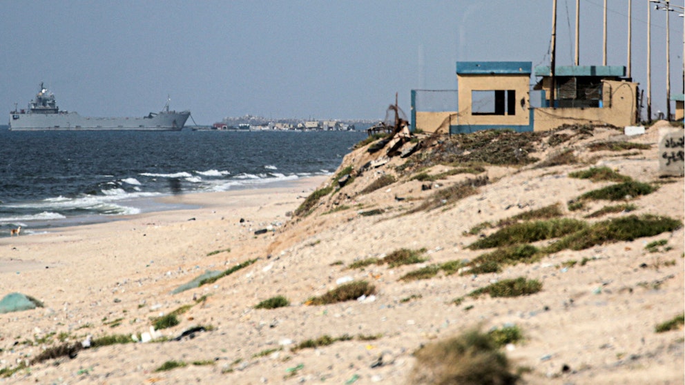 En båt lastad med humanitär hjälp står ankrad vid den flytande hamnen i Gaza.