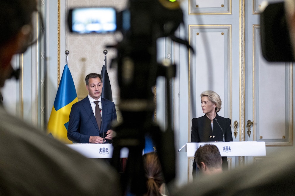 Belgiens premiärminister Alexander De Croo och EU-kommissionens ordförande Ursula von der Leyen. Foto: Matim Kaghat/AFP/TT
