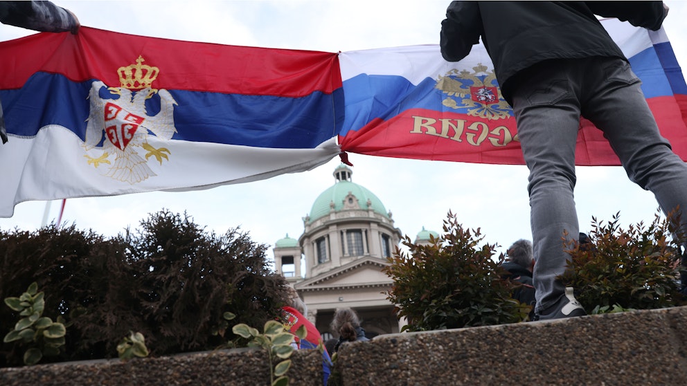 Demonstranter håller serbisk-rysk flagga i Belgrad. Foto TT