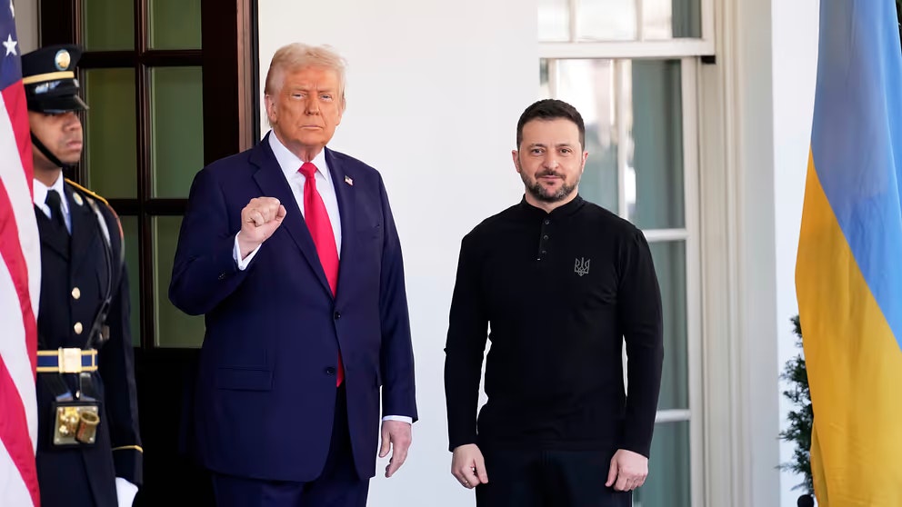 USA:s president Donald Trump och Ukrainas president Volodymyr Zelenskyj. Foto: Ben Curtis/AP/TT