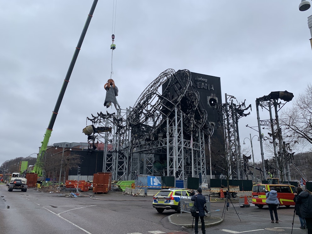 Delar av Oceana på Liseberg i Göteborg lyftes ner under torsdagen. 