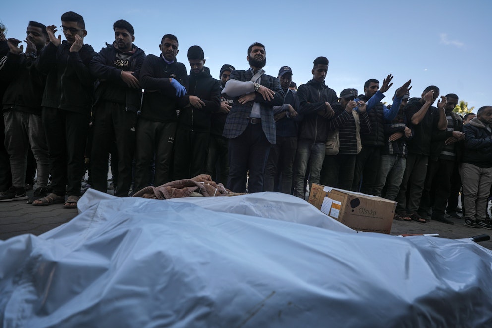 Palestinier ber i anslutning till dödsoffer från attacker under onsdagen i Deir al Balah, torsdag den 9 januari. Foto: Mohammed Saber/Epa