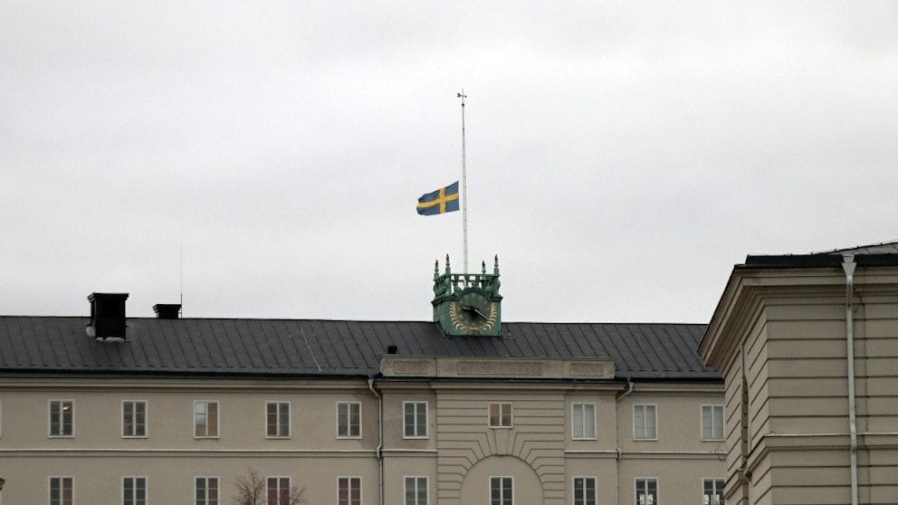 Stagneliusskolan i Kalmar flaggar på halv stång efter masskjutningen i Örebro.