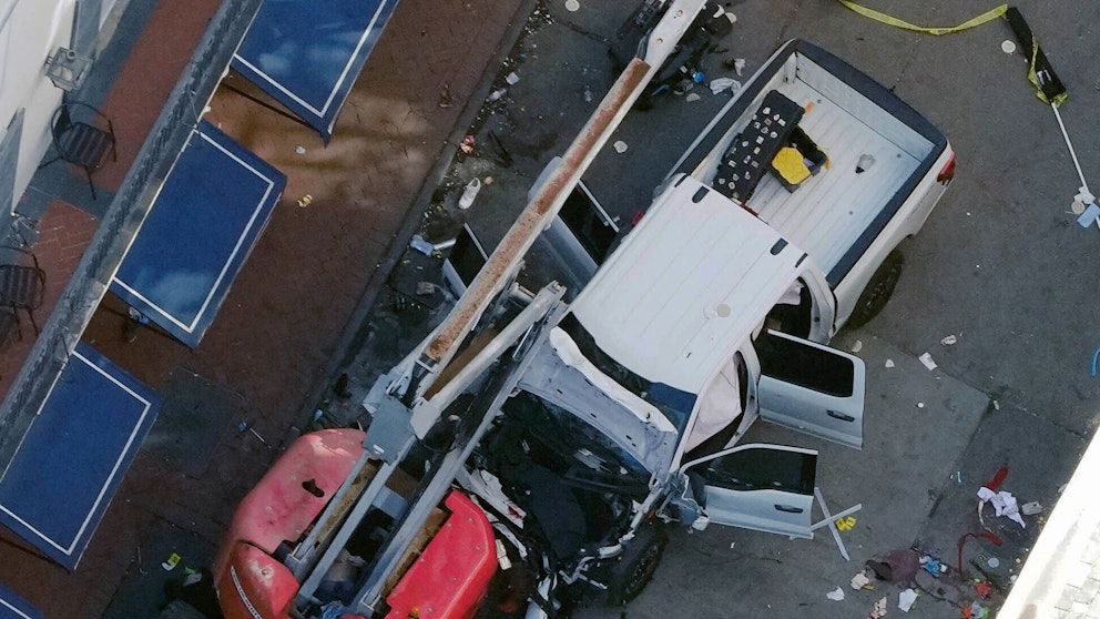 Bild på den vita bilen som användes vid dådet ovanifrån. Fronten är intryckt. Vid sidan ligger också en svart flagga. FBI har uppgett att en is-flagga hittades i bilen.