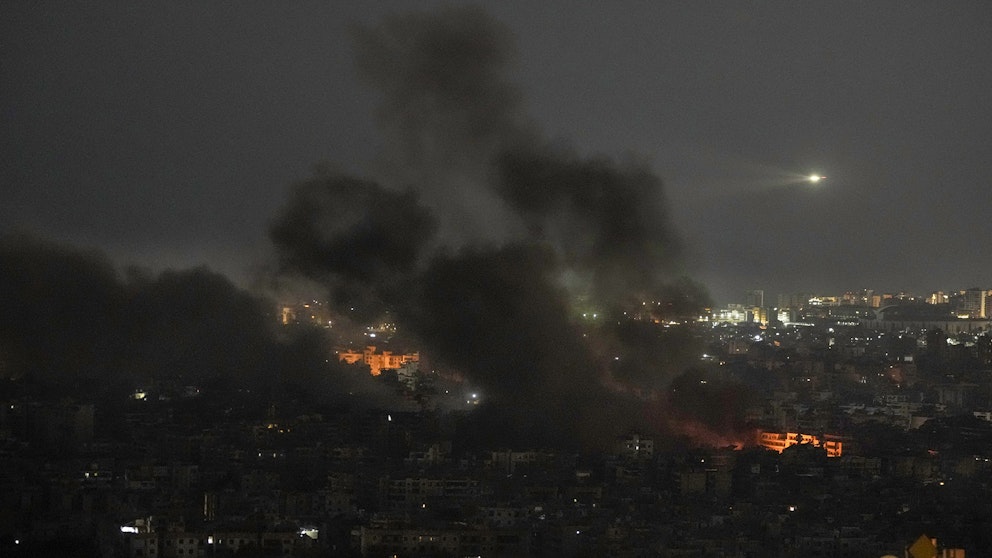 Rök ses stiga efter israeliska flygangrepp mot stadsdelen Dahieh i Beirut, Libanon, lördag den 5 oktober 2024.