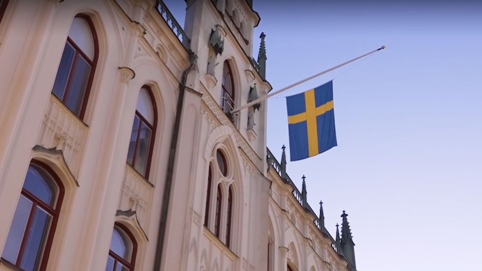 Flagga på halv stång vid rådhuset i örebro med anledning av masskjutningen.