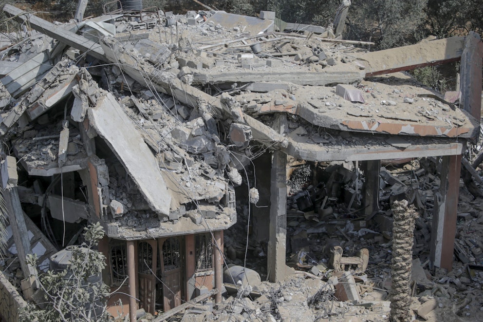 En förstörd byggnad vid flyktinglägret al Nuseirat i Gaza.