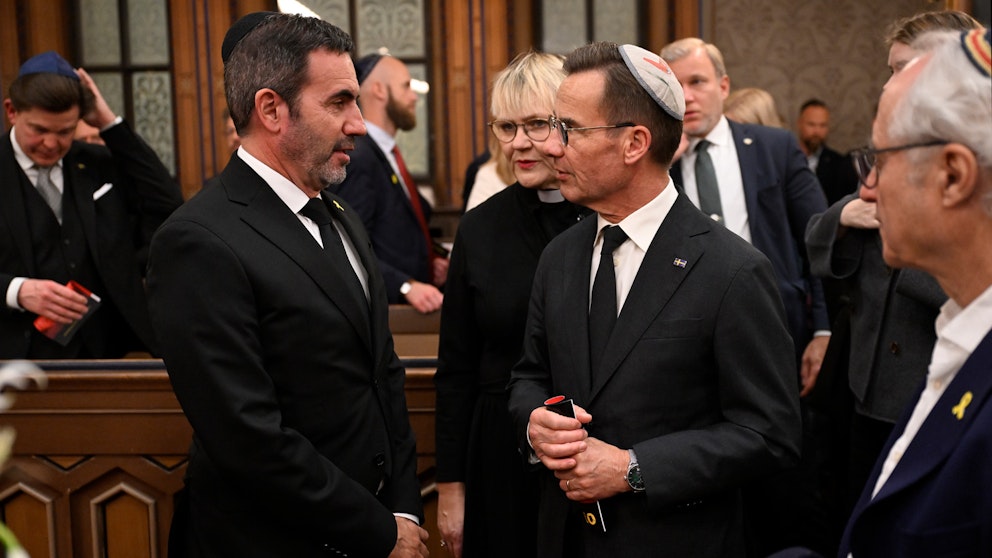 Israels ambassadör Ziv Nevo Kulman i samtal med statsminister Ulf Kristersson.