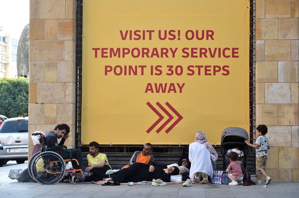 Många har tvingats ut på gatan i Beirut. Enligt NRK-korrespondenten Yama Wolasmal har flera gett sig ut för att dela ut mat till dem. Foto: Wael Hamzeh/EPA/TT