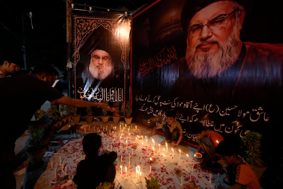 Här hedras Hassan Nasrallah i Karachi i Pakistan. Foto: Fareed Khan/AP/TT