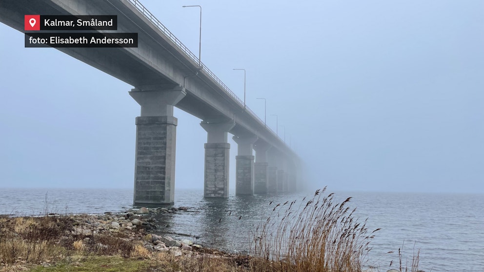 Iskall vind och Ölandsbron som försvinner in i dimman i småländska Kalmar den 27 februari. Foto: Elisabeth Andersson