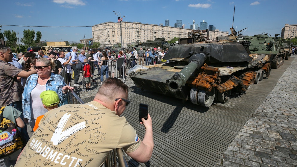 En folkmassa i Moskva tittar på en beslagtagen amerikansk stridsvagn. 