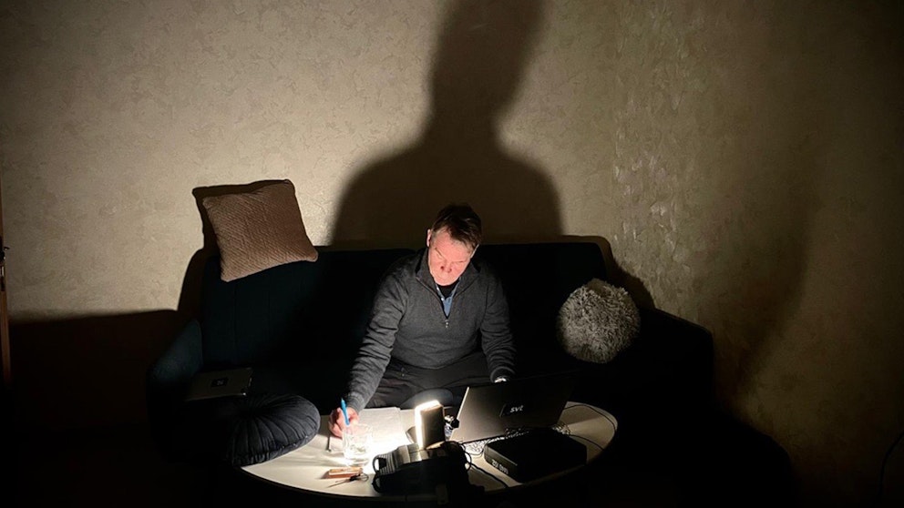SVT:s Ukrainakorrespondent Bengt Norborg jobbar under ett strömavbrott i Charkiv.