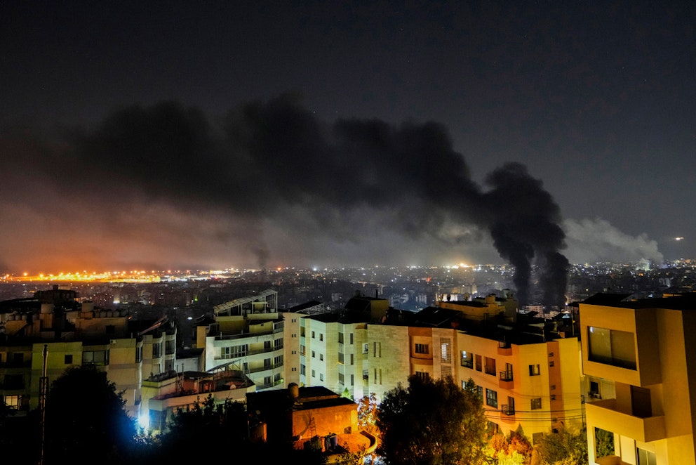 Rök stiger efter de nya attackerna i Beiruts södra förorter. Foto: Hassan Ammar/AP/TT