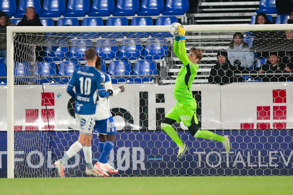 fotboll-norrk-ping-jagar-m-lvakt-med-bara-timmar-kvar-av