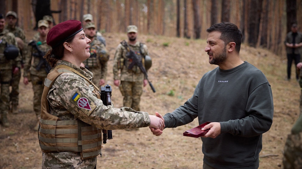 Zelenskyj Besökte Frontsoldater – Senaste Nytt Om Kriget I Ukraina ...