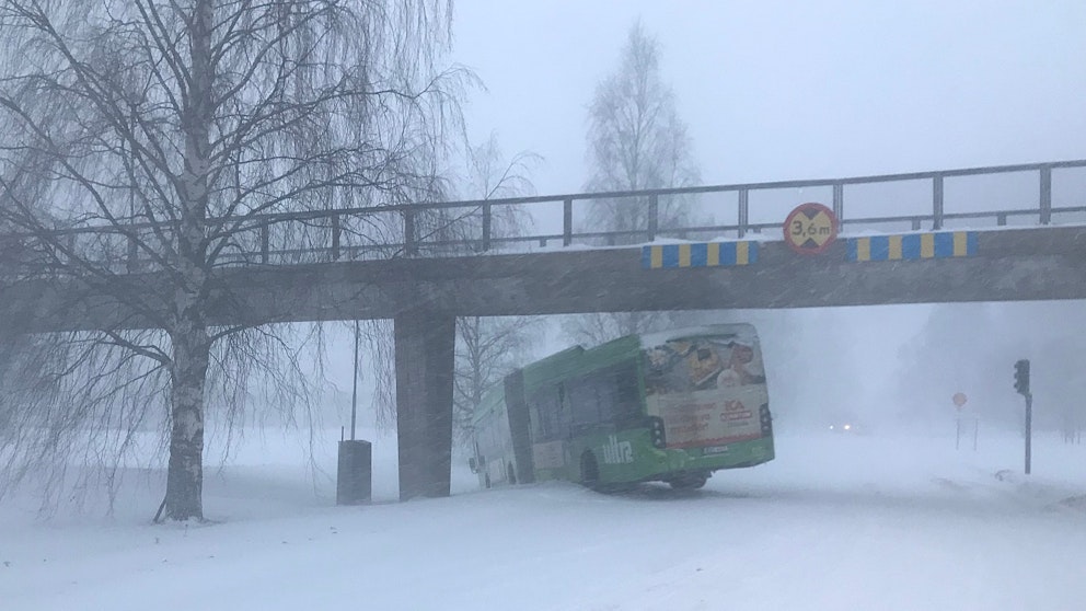 Buss i diket efter snökaos.