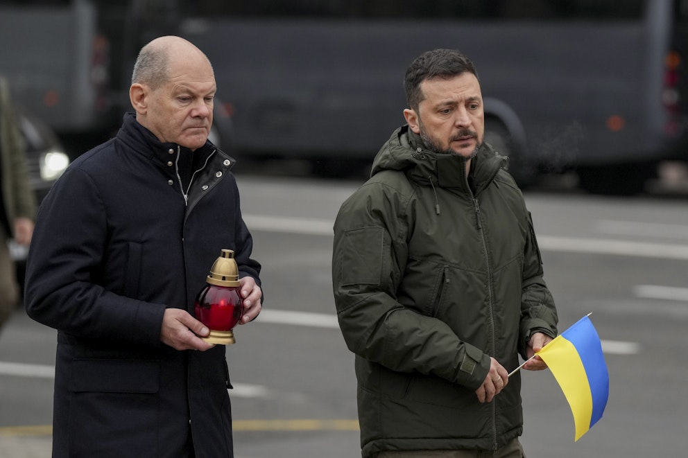 Tysklands Förbundskansler Olaf Scholz och Ukrainas President Volodomyr Zelenskyj på plats under en ceremoni för stupade soldater i Kiev på måndagen. 