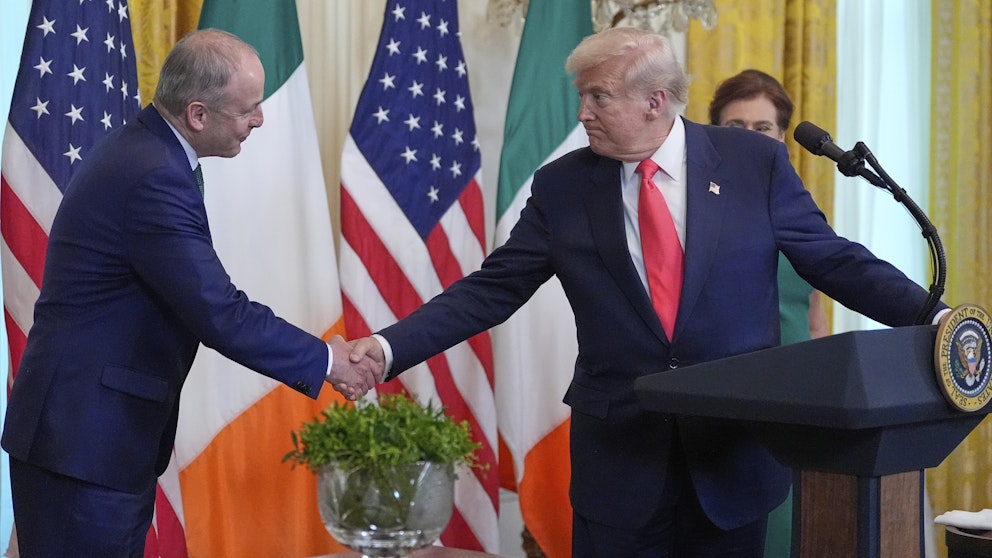 USA:s president Donald Trump (till höger) mötte Irlands  premiärminister Micheal Martin i Vita huset på onsdagen. Foto:  Alex Brandon/AP