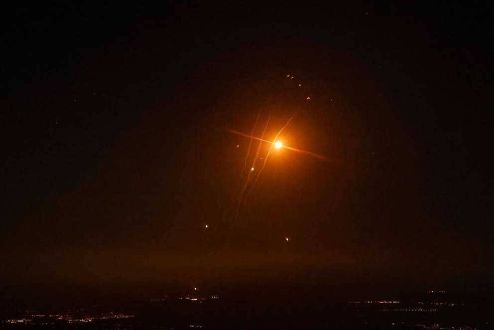 Raketer som skjutits från södra Libanon skjuts ned av Israels luftförsvarssystem Iron dome natten mot lördag. Foto: Jalaa Marey/AFP/TT