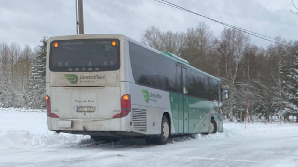 Bild på en buss som kört av vägen i snön. En buss från Länstrafiken Kronoberg.