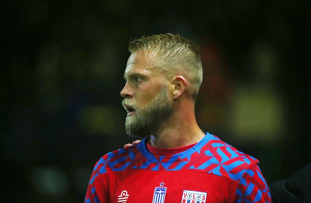 Fotbollsspelaren Daniel Sundgren i blå och röd matchtröja.