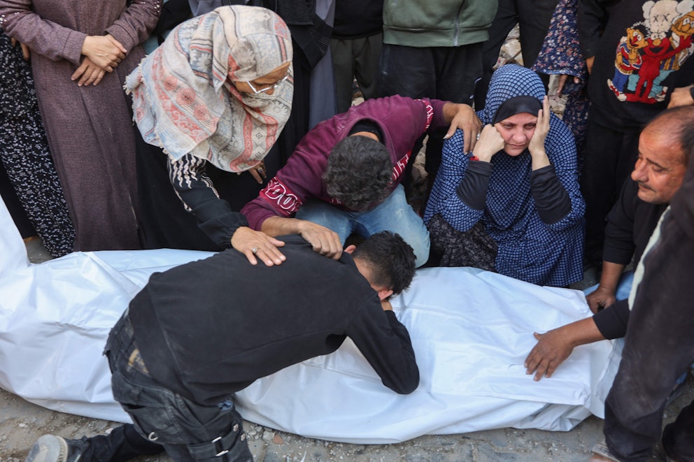 Personer sörjer ett av offren efter en israelisk attack Gaza stad den 18 november. Foto: Omar Al-Qattaa/AFP