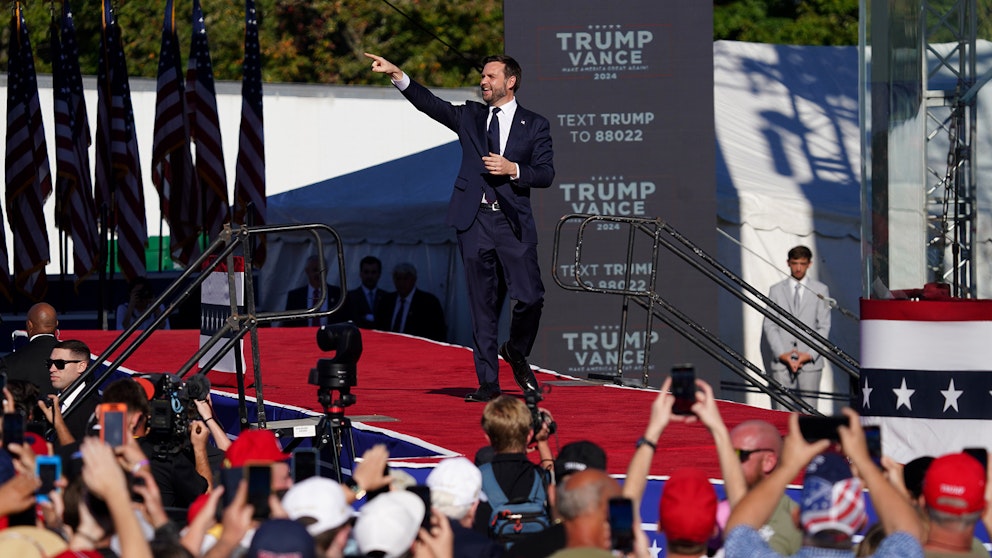 Vicepresidentkandidaten JD Vance kliver upp på scen.