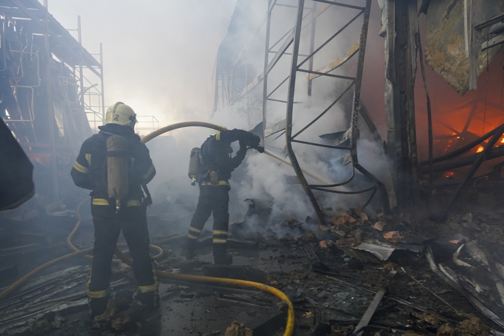 Ukrainsk räddningstjänst jobbar med en brand efter en attack mot Charkiv i maj. 