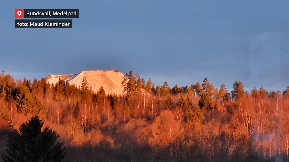 Solsken över Nackstafjället i Medelpad, där Sundsvalls snötipp vuxit på sig rejält under vintern, den 28 februari. Foto: Maud Klaminder