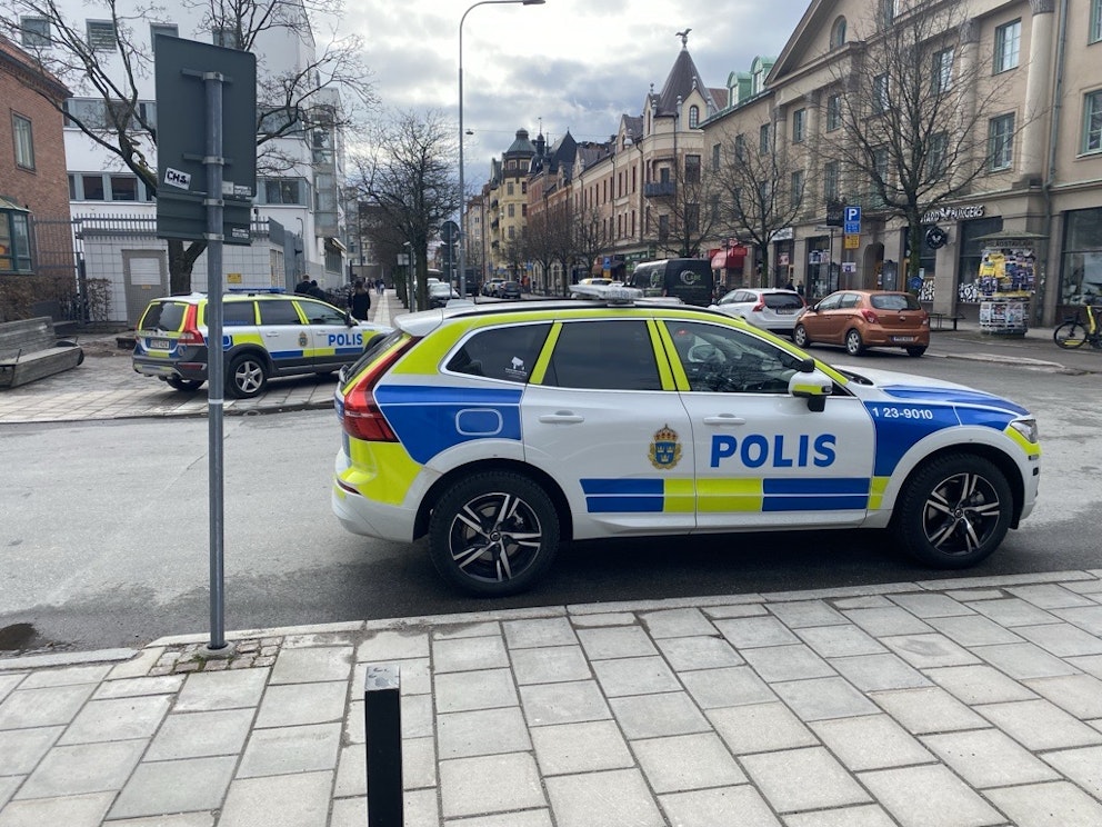 På bilden syns två polisbilar som står parkerad på en gata i Örebro.